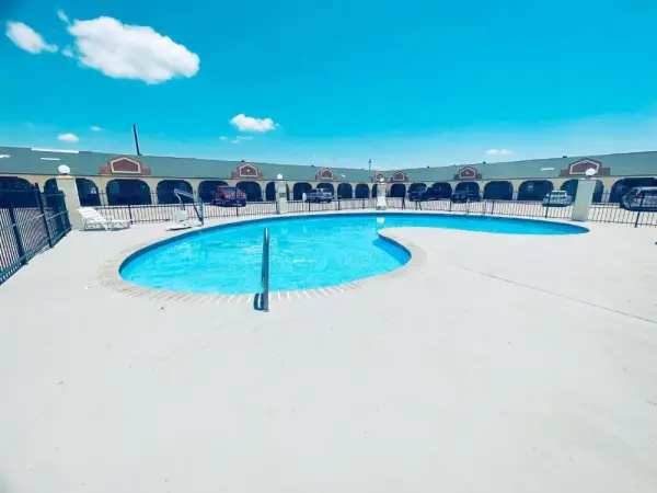 Hondo Executive Inn 4