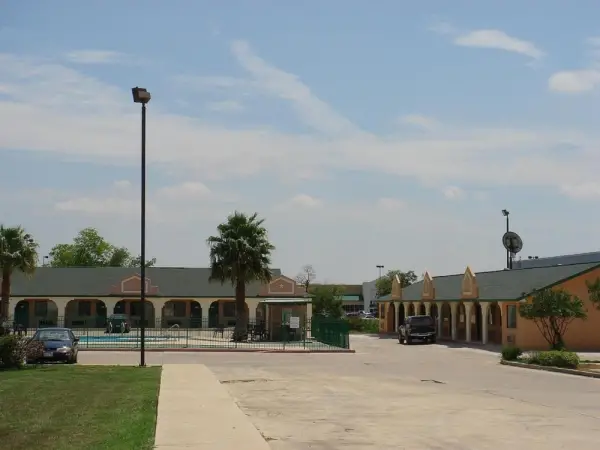 Hondo Executive Inn 9